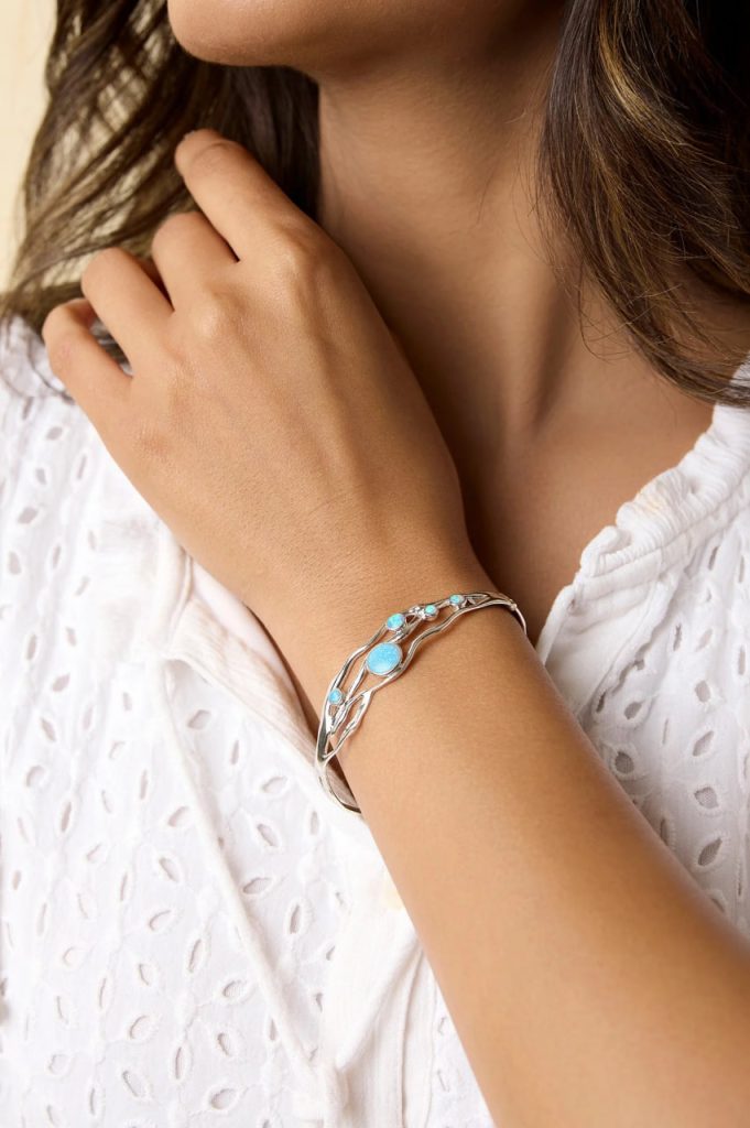 gw bng 001 wave bangle blue opals model neckline
