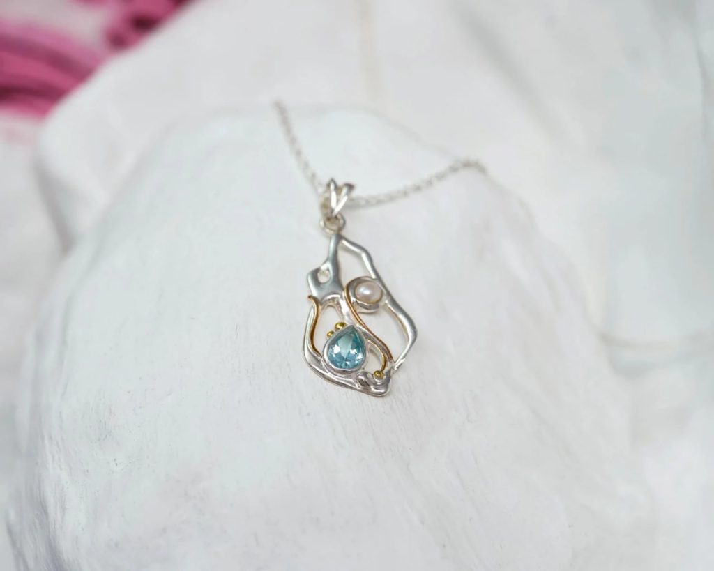gw pnd 002 sculptural pendant blue topaz pearl styled stone