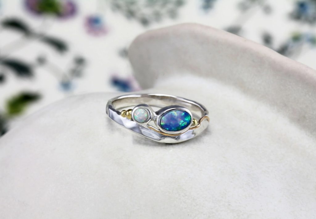 gw rng 003 hammered ring blue white opal styled cushion