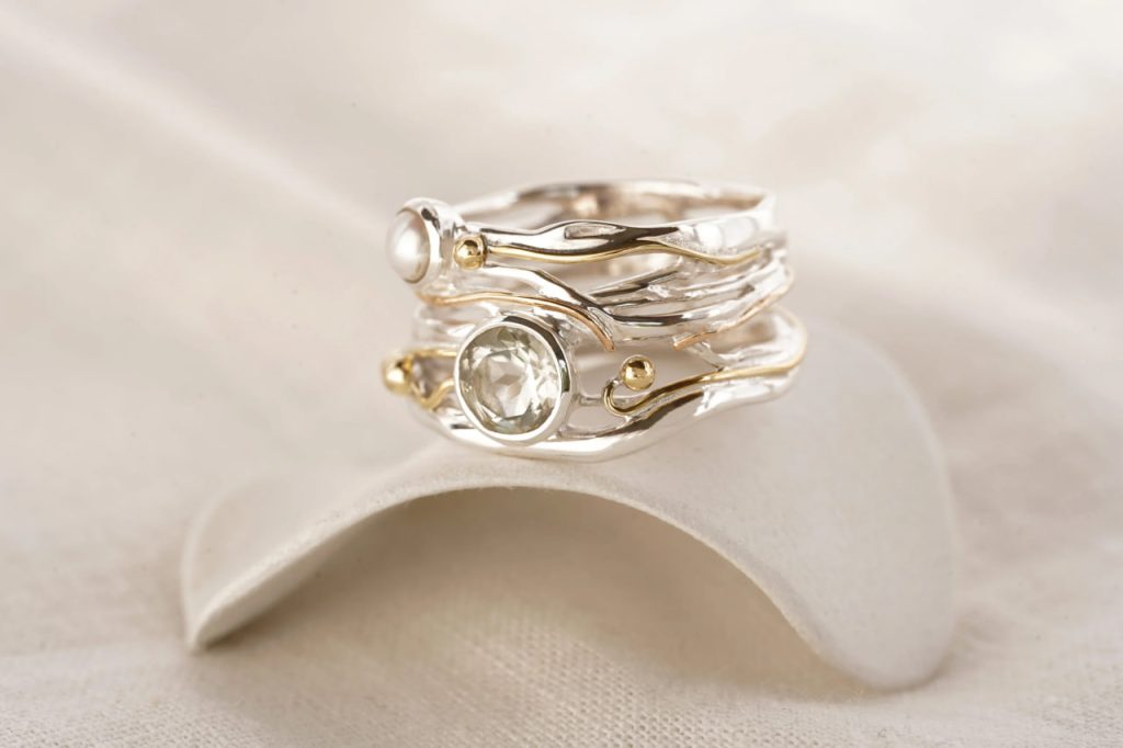 gw rng 004 sculptural ring green amethyst pearl styled cushion 1