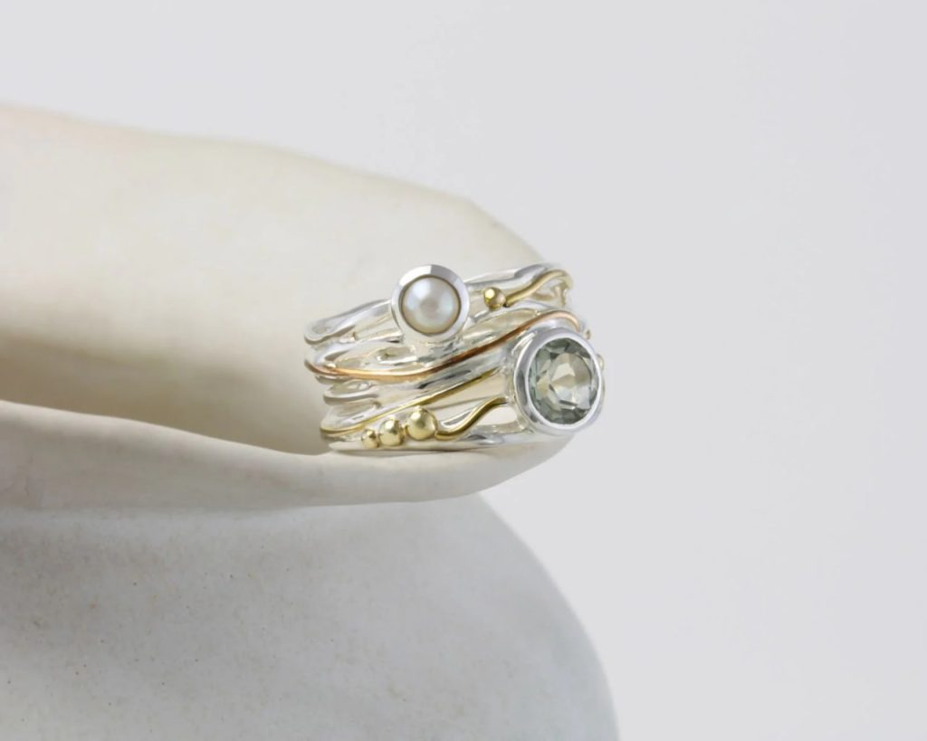gw rng 004 sculptural ring green amethyst pearl styled cushion 2