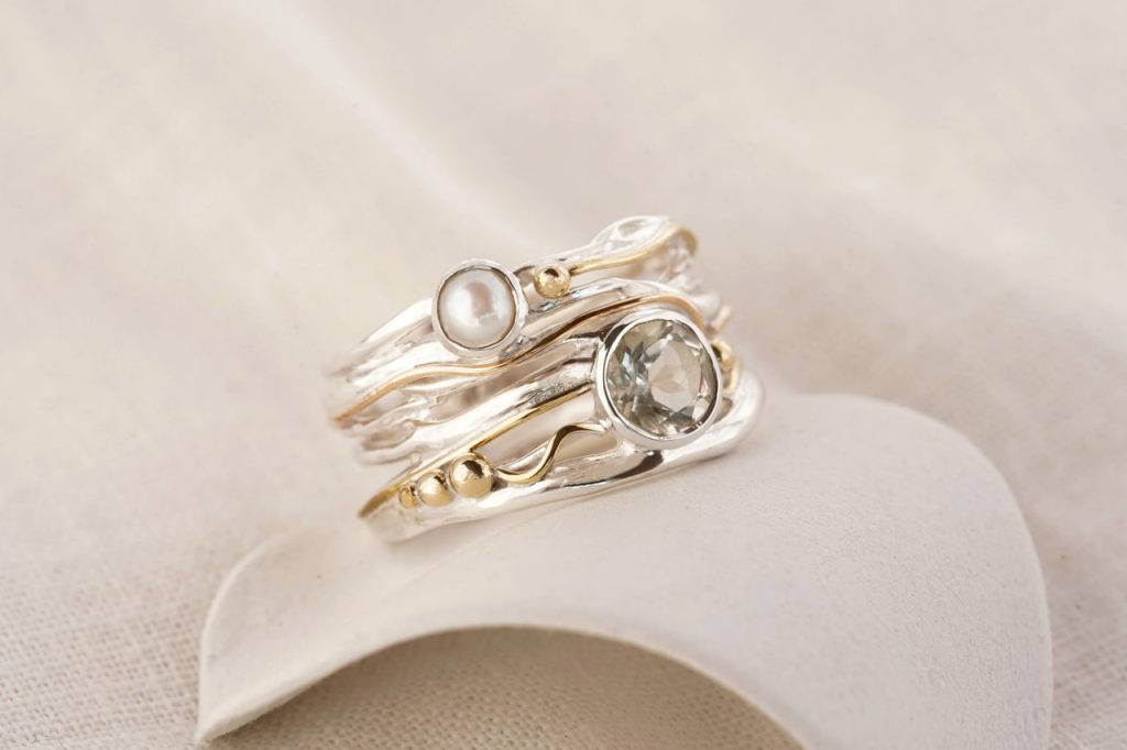 gw rng 004 sculptural ring green amethyst pearl styled fabric